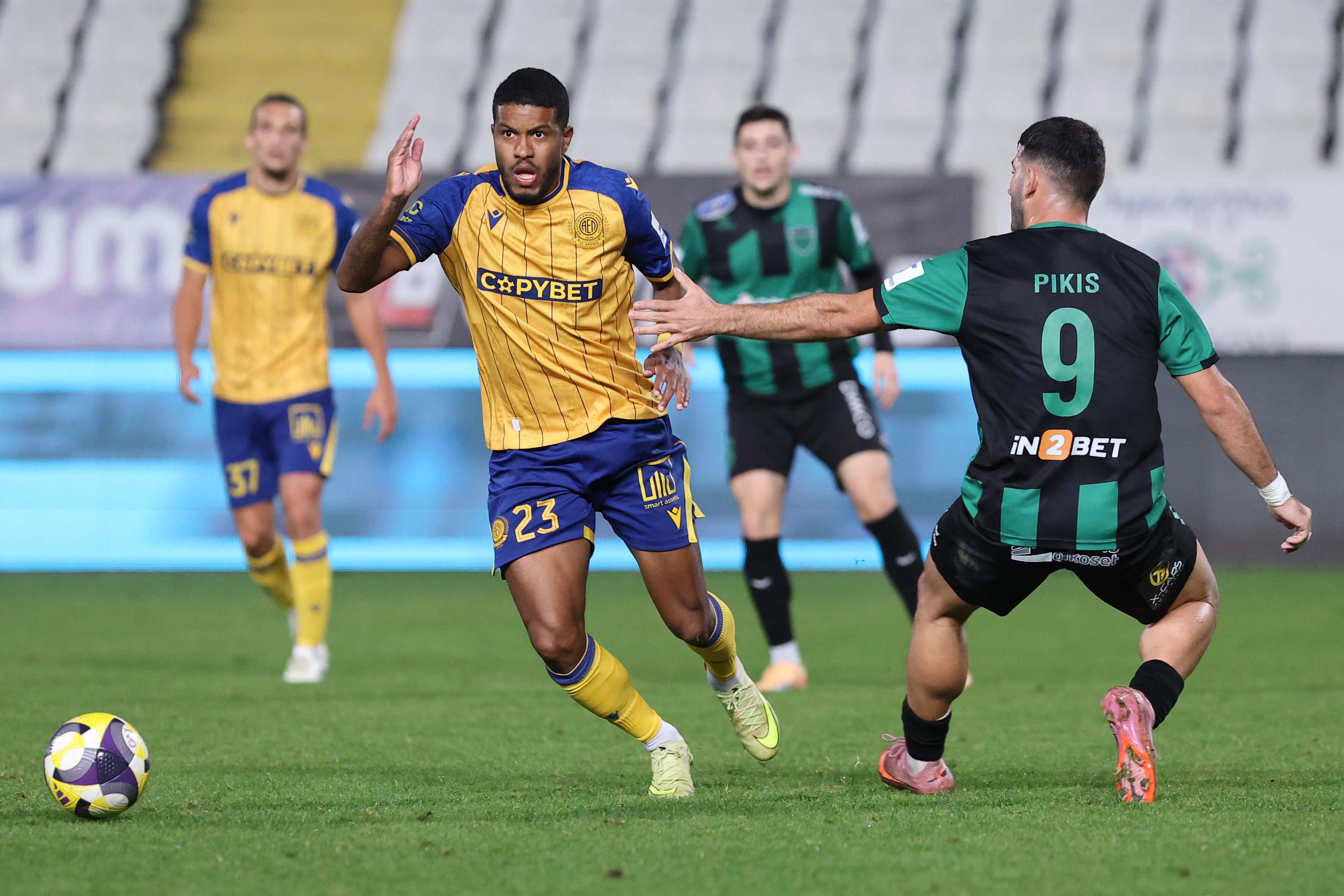 Εκτός ο Νατέλ με Άχνα