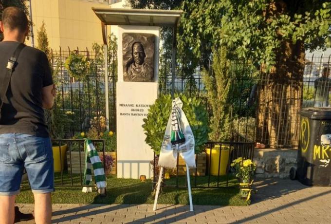 Οι Ομονοιάτες άφησαν στεφάνι στο μνημείο του Μιχάλη (ΦΩΤΟΓΡΑΦΙΑ) Οι Ομονοιάτες άφησαν στεφάνι στο μνημείο του Μιχάλη (ΦΩΤΟΓΡΑΦΙΑ)