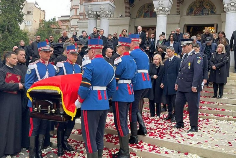 Το τελευταίο «αντίο» στον θρύλο Μιρτσέα Λουτσέσκου - Εκατοντάδες κόσμου στην κηδεία του - Βουβός πόνος για τον Ραζβάν