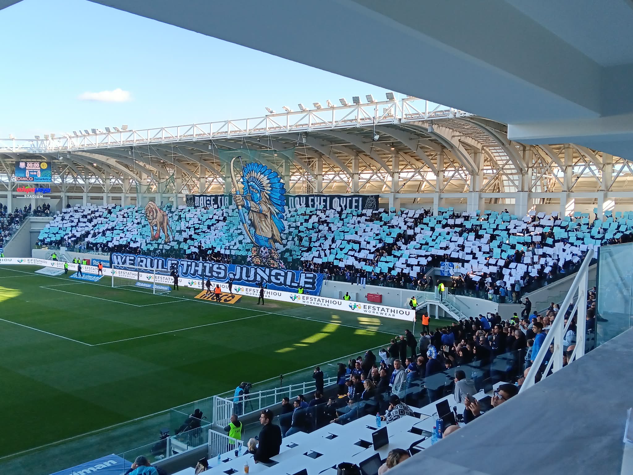 ΚΑΥΤΗ ατμόσφαιρα στο Αλφαμέγα: Εντυπωσιακό κορεό με Ινδιάνο στο πέταλο του Απόλλωνα - Το ΠΑΝΟ των ΑΕΛιστών! (ΒΙΝΤΕΟ)