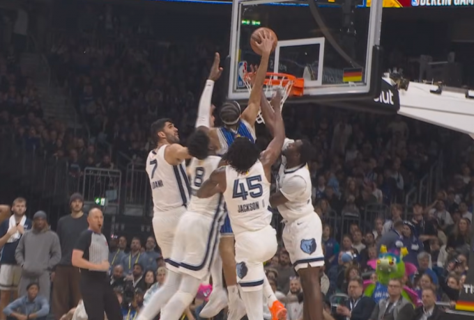 Σταματήστε ό,τι κάνετε, αυτό το no.1 δεν χάνεται: Ο Ουέλς κάρφωσε 4 παίκτες των Γκρίζλις! (ΒΙΝΤΕΟ)