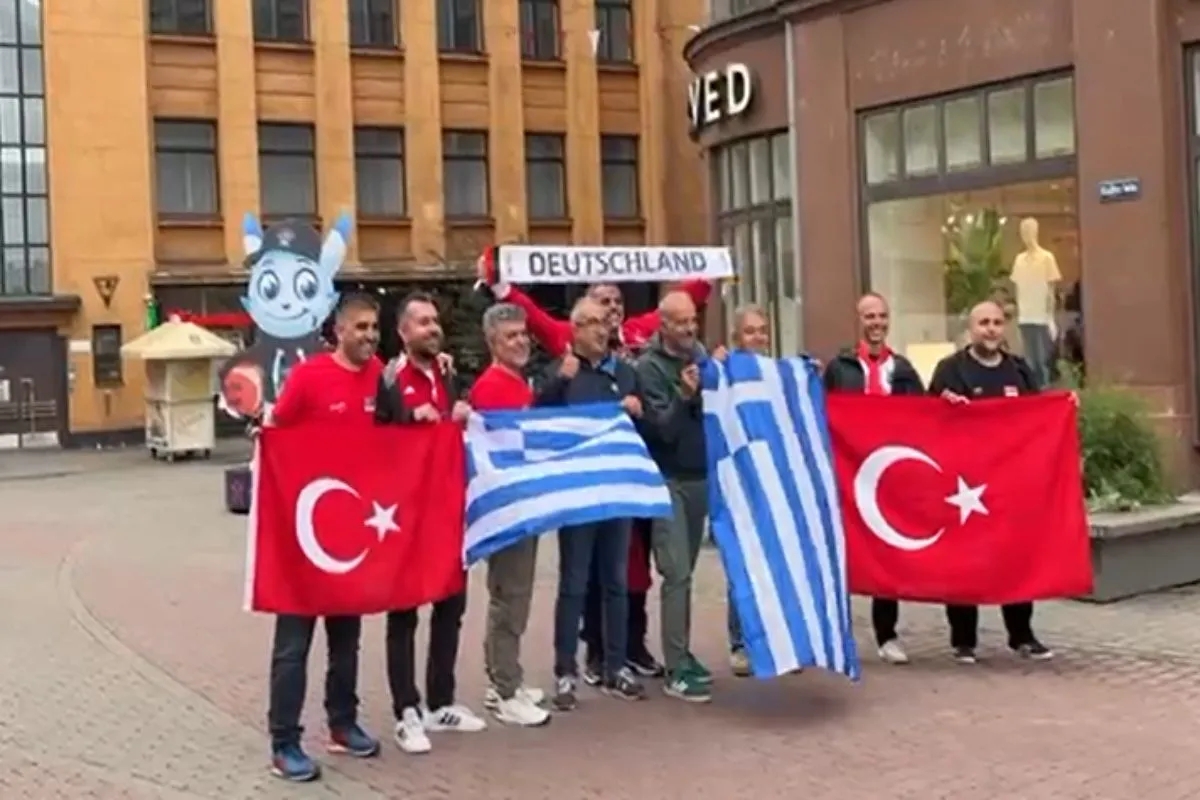 Eurobasket - ΒΙΝΤΕΟ: Έλληνες και Τούρκοι φίλαθλοι μαζί στους δρόμους της Ρίγας, πριν από τον ημιτελικό