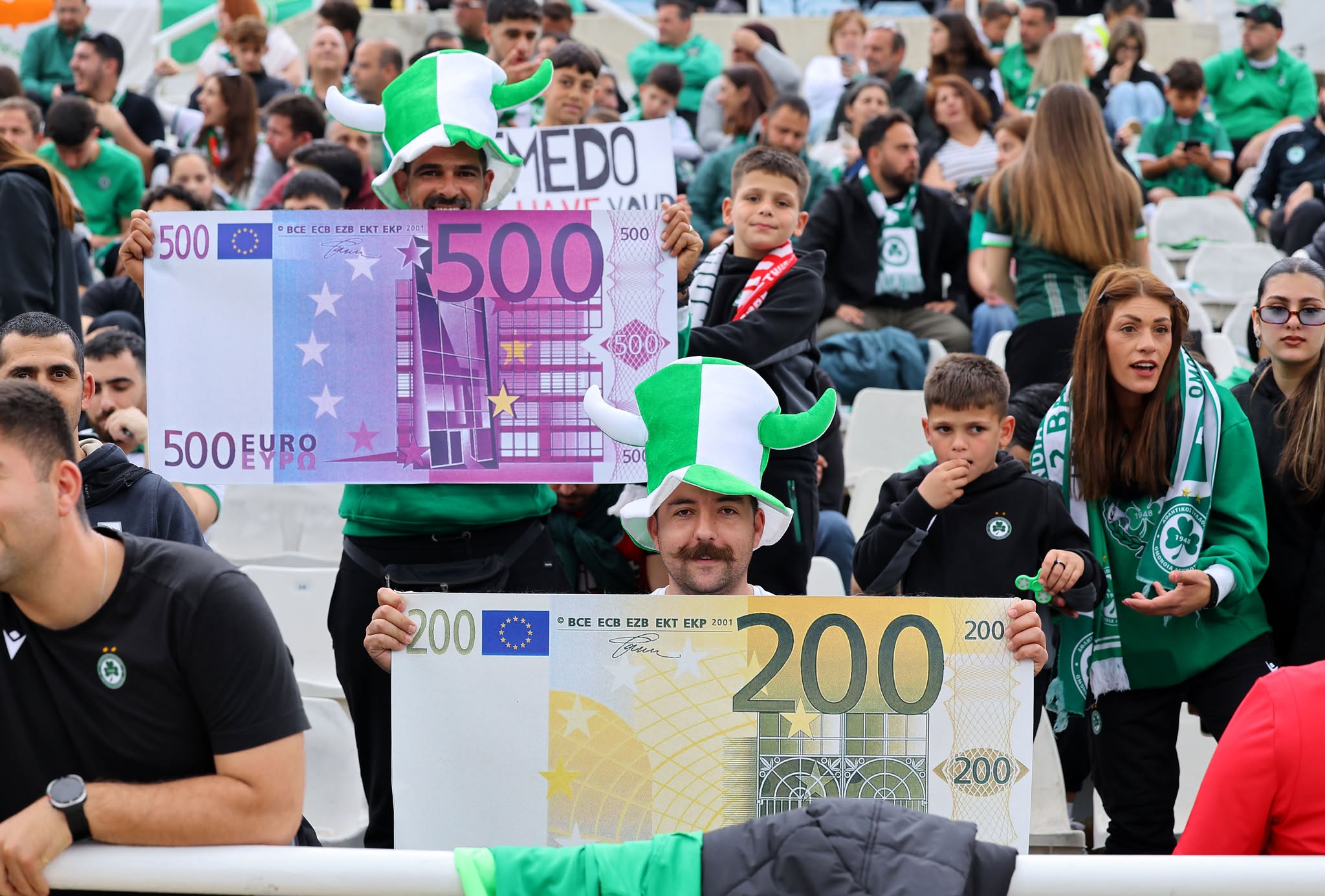 Τα επικά πανό με τα 500 και 200 ευρώ από τους Ομονοιάτες (ΦΩΤΟΓΡΑΦΙΑ)