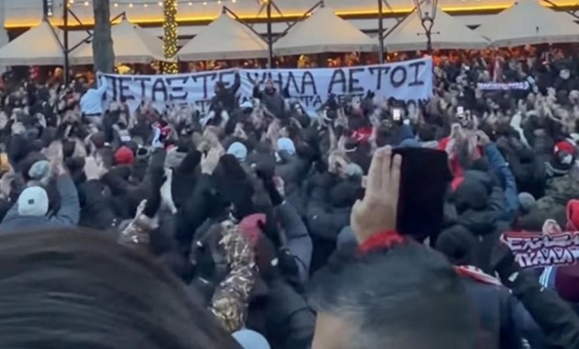 Το πανό των οπαδών του Ολυμπιακού στο Άμστερνταμ για το δυστύχημα με τους φίλους του ΠΑΟΚ (ΦΩΤΟΓΡΑΦΙΕΣ)