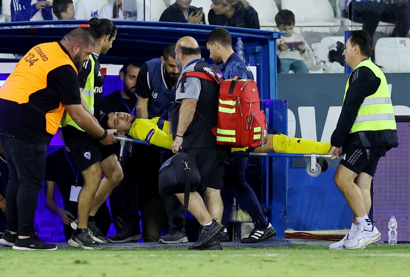 Αποχώρησε με φορείο ο τερματοφύλακας της Πάφου – Αγωνία για τον τραυματισμό του