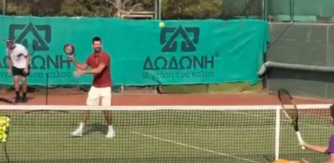Επικός Τζόκοβιτς έπαιξε τένις με τηγάνι στο Καβούρι