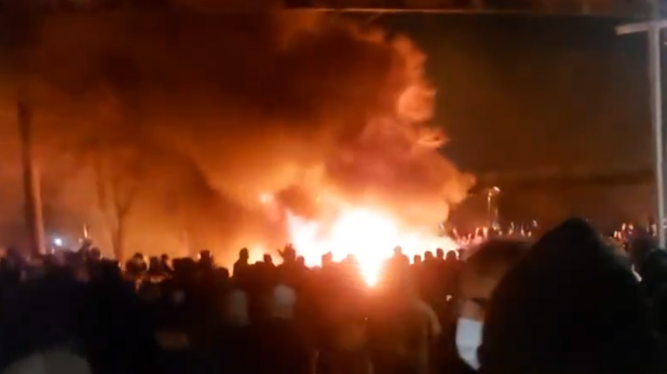 Νέα νύχτα διαδηλώσεων στο Ιράν: Πάνω από 50 νεκροί σε 13 μέρες, ο Χαμενεΐ απειλεί με περισσότερο αίμα και ο εξόριστος Παχλαβί εκλιπαρεί τον Τραμπ να παρέμβει