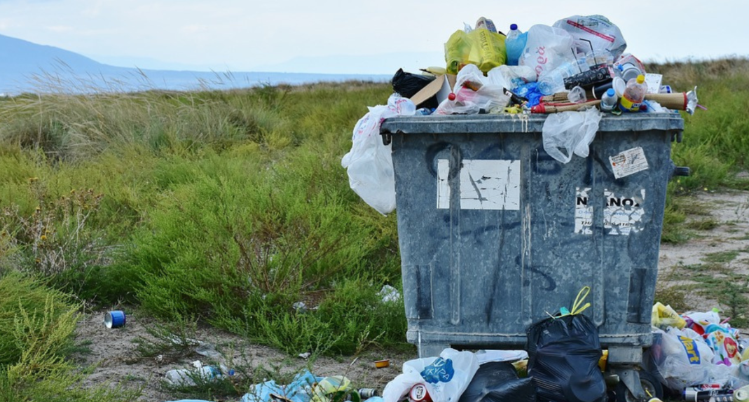Εικόνες ντροπής στη Λευκωσία: Βουνό από σκουπίδια πάνω σε πεζοδρόμιο στην Έγκωμη - Φωτογραφία