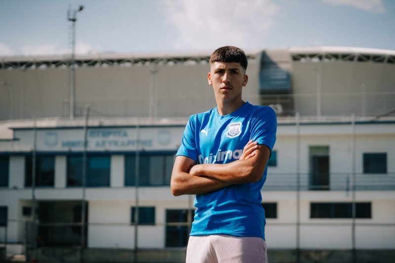 Το καλοκαίρι υπέγραψε το πρώτο του επαγγελματικό συμβόλαιο και σήμερα είναι για πρώτη φορά στον πάγκο!