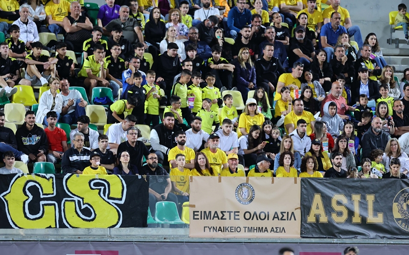 Έγιναν ένα κόσμος και ποδοσφαιριστές μετά το τελικό σφύριγμα (ΒΙΝΤΕΟ)