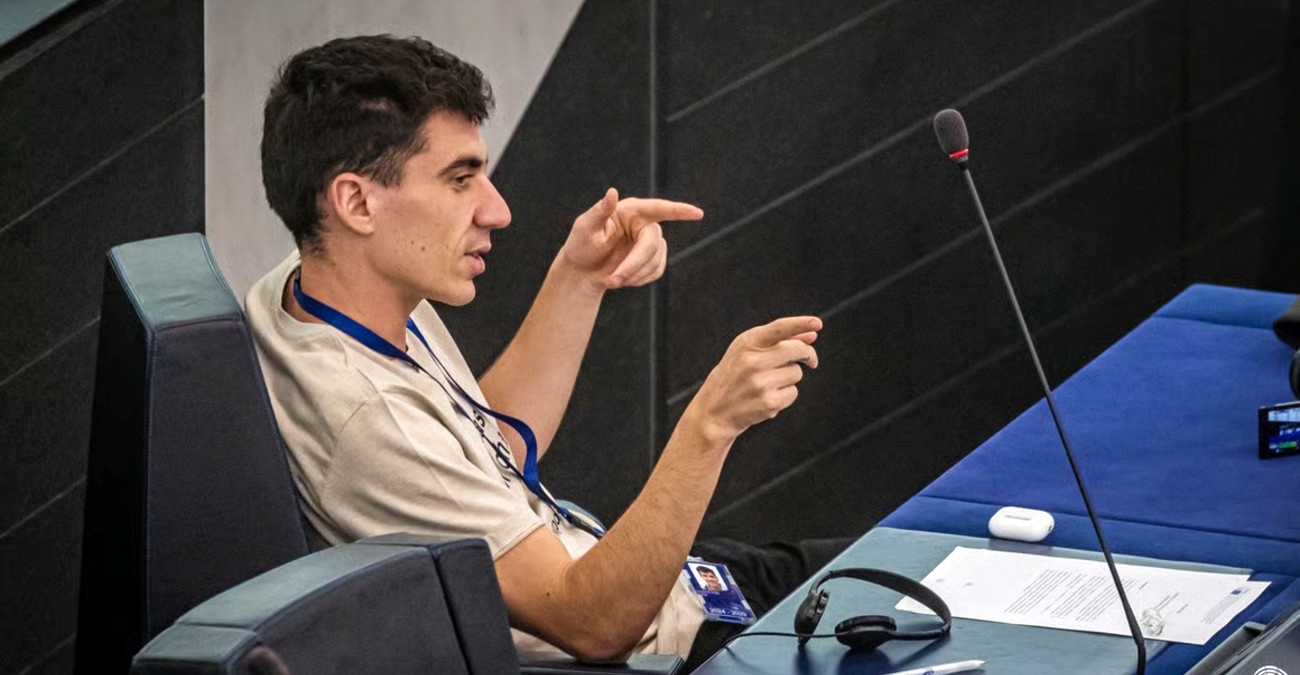 VIDEO: Σάλος με το «πολιτικό γραφείο» του Φειδία Παναγιώτου - Έχει πισίνα, τέσσερις κρεβατοκάμαρες και νοικιάζεται για… 2.300 ευρώ