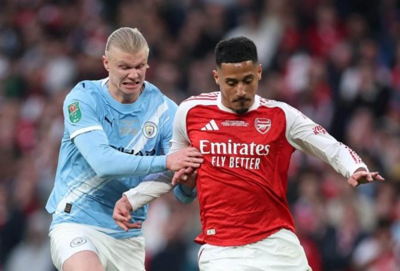 Η «τιτανομαχία» Σίτι-Άρσεναλ στο Μάντσεστερ και τα ματς που απομένουν για τον τίτλο στην Πρέμιερ ΛιγκΗ Μπόρνμουθ σόκαρε τους «Κανονιέρηδες» στο Λονδίνο και άνοιξε τη «μάχη» του τίτλου στην Premier League, δίνοντας την ευκαιρία στους «Πολίτες» να κάνουν μια επική ανατροπή! Η Μάντσεστερ Σίτι έστησε... πάρτι κόντρα στην Τσέλσι και μείωσε στους 6 βαθμούς την απόσταση από την Άρσεναλ. Η ομάδα του Πεπ Γκουαρδιόλα έχει και ματς λιγότερο, ενώ το Σάββατο (19/4, 18:30) θα υποδεχθεί εκείνη του Μικέλ Αρτέτα στο «Etihad», βάζοντας... φωτιά στο πρωτάθλημα και μεταφέροντας την πίεση στους πρωτοπόρους.  Το πρόγραμμα των ομάδων μέχρι την «αυλαία» της σεζόν:  33η αγωνιστική: Μάντσεστερ Σίτι - Άρσεναλ (19/4, 18:30) 34η αγωνιστική: Άρσεναλ - Νιούκαστλ (25/4, 19:30) / Μπέρνλι - Μαν. Σίτι (22/4, 22:00) 35η αγων