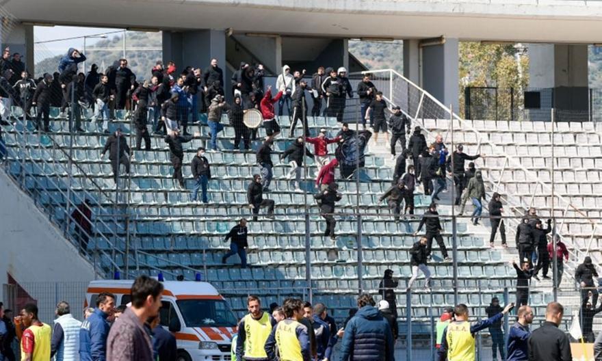 Διακοπή λόγω επεισοδίων στο Νίκη Βόλου-ΑΕΛ: Μάχες σώμα με σώμα μεταξύ των οπαδών! (ΒΙΝΤΕΟ)