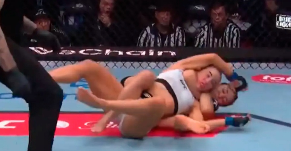 Το πιο άγριο νοκ άουτ σε αγώνα UFC γυναικών: Πρώτα την εξουδετέρωσε με γροθιά στο πρόσωπο και μετά την έπνιξε με λαβή στον λαιμό (ΒΙΝΤΕΟ)