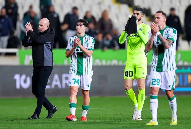 Έξω απ’ τα νερά τους στην επανάληψη… 