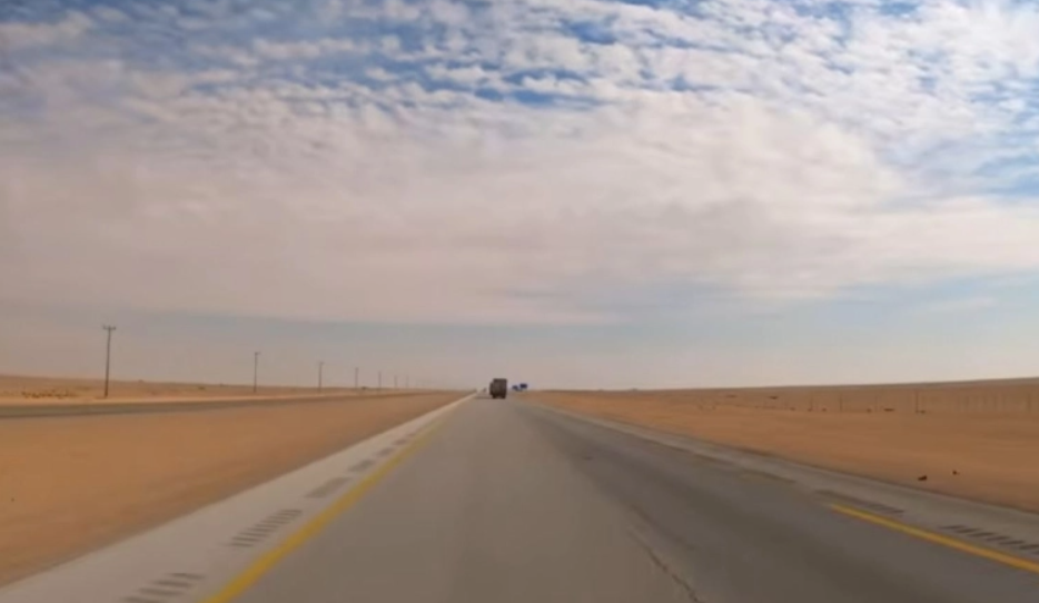 Ούτε οι ΗΠΑ ούτε η Κίνα: Αυτή είναι η χώρα με τον πιο μακρύ ευθύ δρόμο στον κόσμο