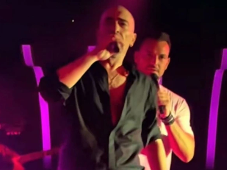 Βαλάντης: Η στιγμή που εκνευρίζεται με τους μουσικούς του και φτύνει στη σκηνή – Σε αμηχανία ο Αρσενίου