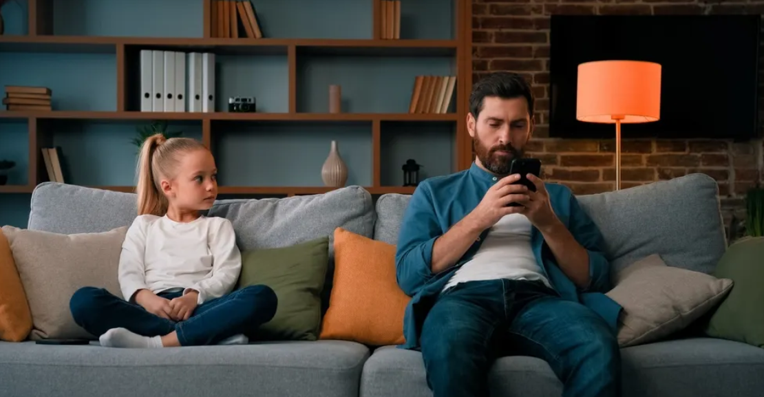 Δέκα σημάδια που «προδίδουν» ότι μεγαλώσατε χωρίς πολλή αγάπη