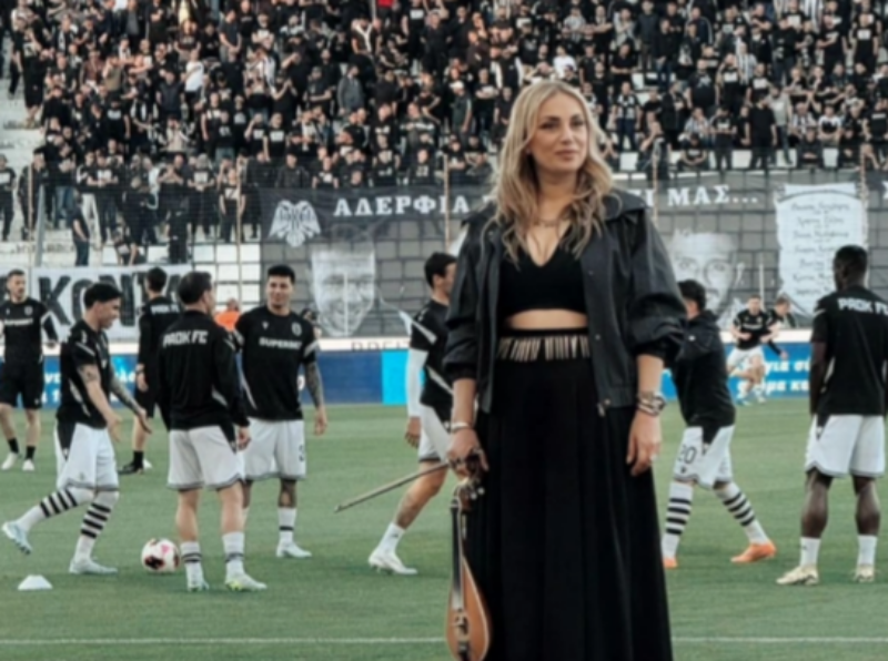 Ποια είναι η γυναίκα που έγινε η «λύρα» της Κρήτης και «άλωσε» την εξέδρα του ΟΦΗ