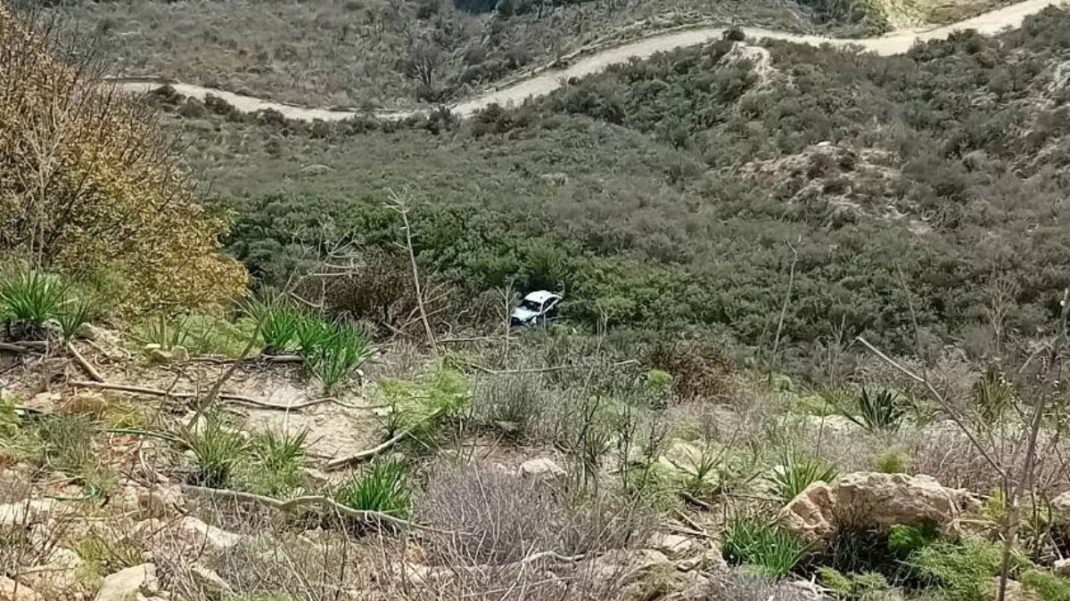 Εικόνες που παγώνουν στον Κάθηκα: Ξεχασμένο αυτοκίνητο σε χαράδρα από το θανατηφόρο τροχαίο του 2017