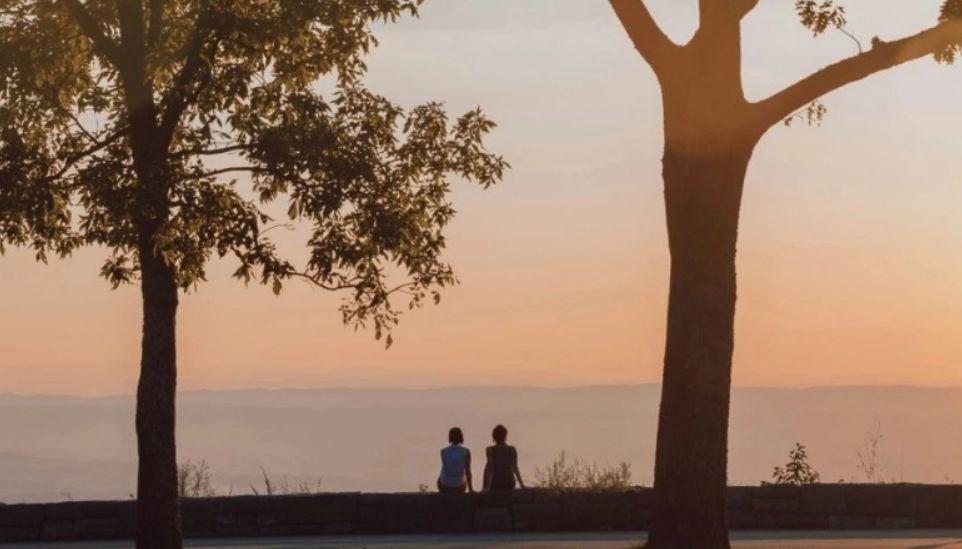 8 πράγματα που οι συναισθηματικά ευφυείς άνθρωποι δεν κάνουν ποτέ όταν ένας φίλος περνάει δύσκολα