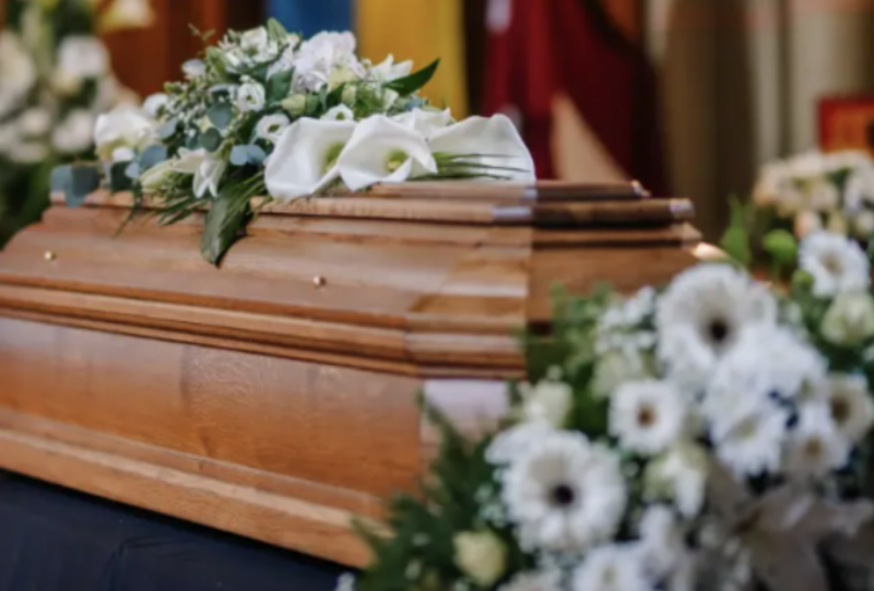 Πανικός σε κηδεία: Η κόρη είδε στο φέρετρο άγνωστη ντυμένη με τα ρούχα της μητέρας της