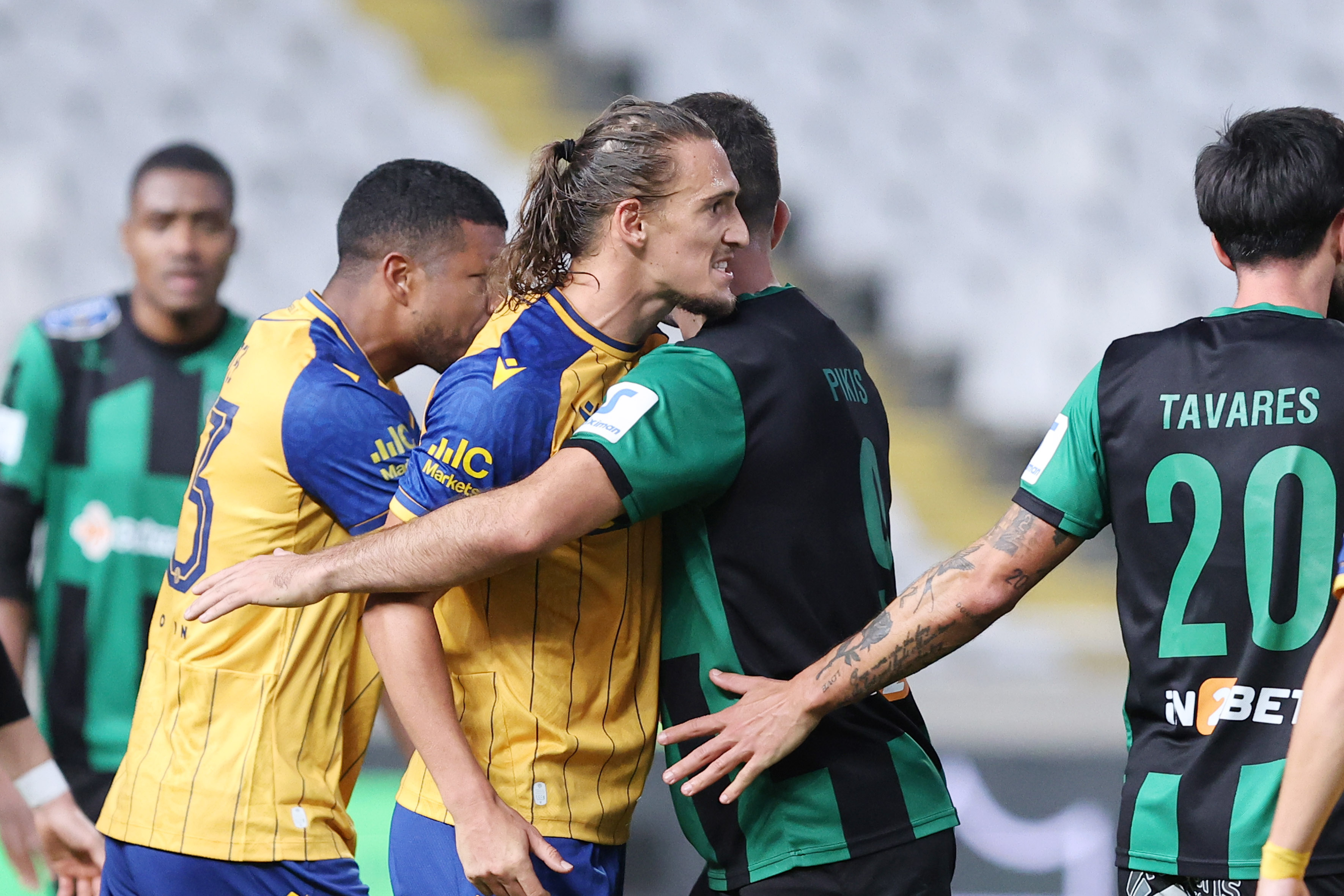 ΕΝΤΑΣΗ και αψιμαχίες μετά την λήξη του Ολυμπιακός-ΑΕΛ