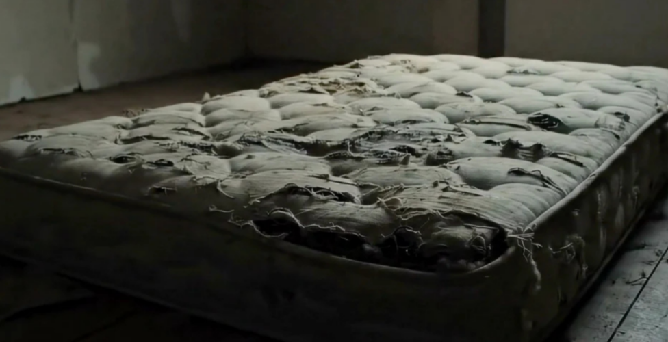 Έφηβος στη Λευκωσία κοιμάται πάνω σε τρύπιο στρώμα: Έβαλε ρούχα στα σημεία για να μην τον τσιμπάνε τα ελατήρια – Έκκληση για βοήθεια