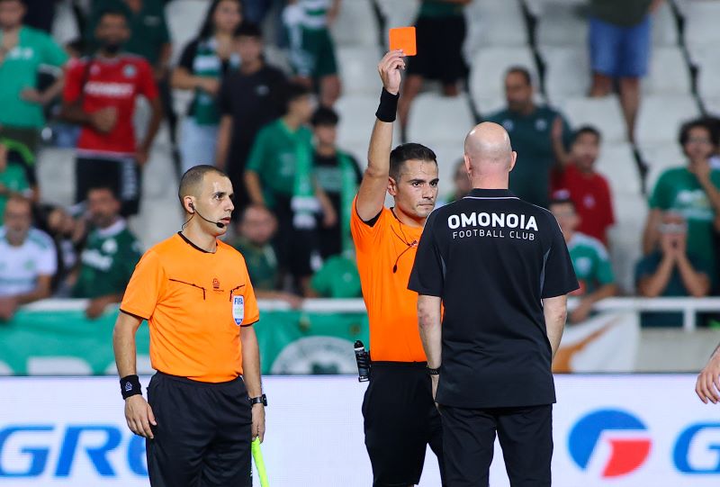 Κανένας δεν θα έλεγε μαύρα είν' τα μάτια σου στον Αθανασίου… 