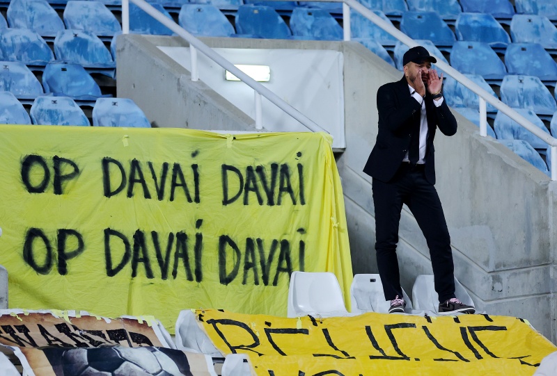 Ζωηρές αντιδράσεις από τον πρόεδρο της ομάδας του Ύψωνα στο ματς με ΑΠΟΕΛ! (ΦΩΤΟΓΡΑΦΙΕΣ)