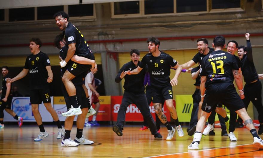 Σοβαρές καταγγελίες από την ΑΕΚ: «Δεκάδες μπουκάλια προς την ομάδα μας, αντεθνικά συνθήματα και ρατσιστικά επιφωνήματα»