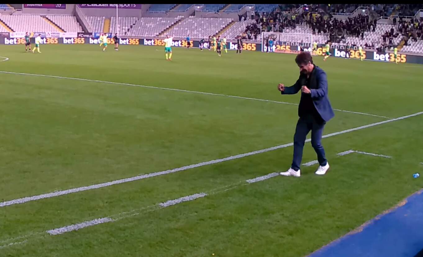 Οι αντιδράσεις του Ιδιάκεθ στην τεσσάρα της ΑΕΚ! (BINTEO)