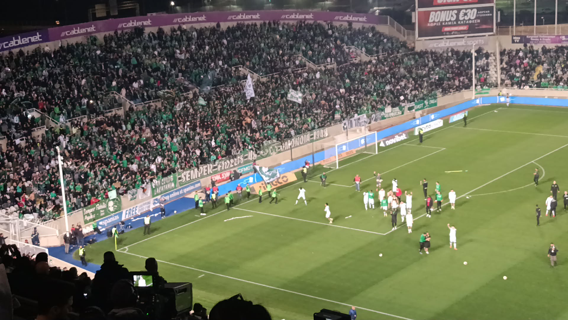 Πράσινο πάρτι μετά το αιώνιο: Η στιγμή που κόσμος και παίκτες της Ομόνοιας γίνονται... ΕΝΑ (ΒΙΝΤΕΟ)