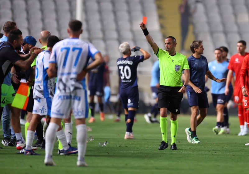 Σκεφτείτε να μην είχαμε... UEFA ELITE διαιτητή στον τελικό - Μοίρασε ΕΞΙ κόκκινες στο επεισοδιακό φινάλε!