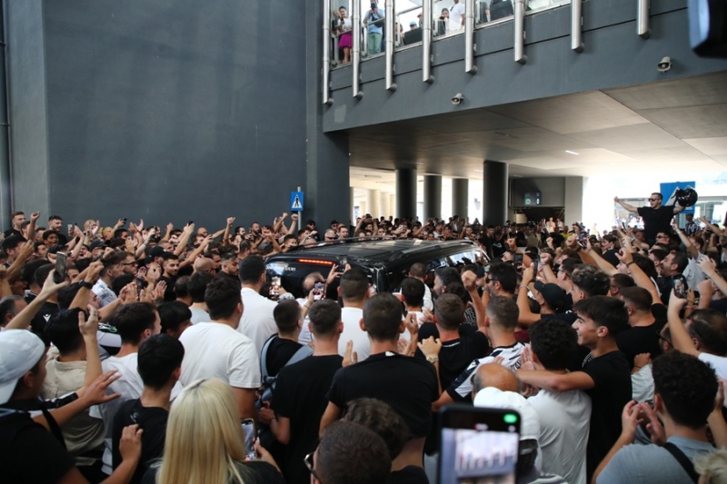 «ΤΡΕΛΑ» για Ζαφείρη στο «Μακεδονία» – Απίστευτη υποδοχή και αποθέωση από χιλιάδες οπαδούς του ΠΑΟΚ! (ΦΩΤΟΓΡΑΦΙΕΣ – ΒΙΝΤΕΟ)