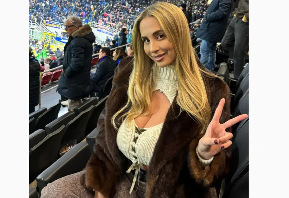 Η αγαπημένη παρουσιάστρια του Κόνορ ΜακΓκρέγκορ εντυπωσιάζει με την εμφάνισή της σε αγώνα υπό ψύχος