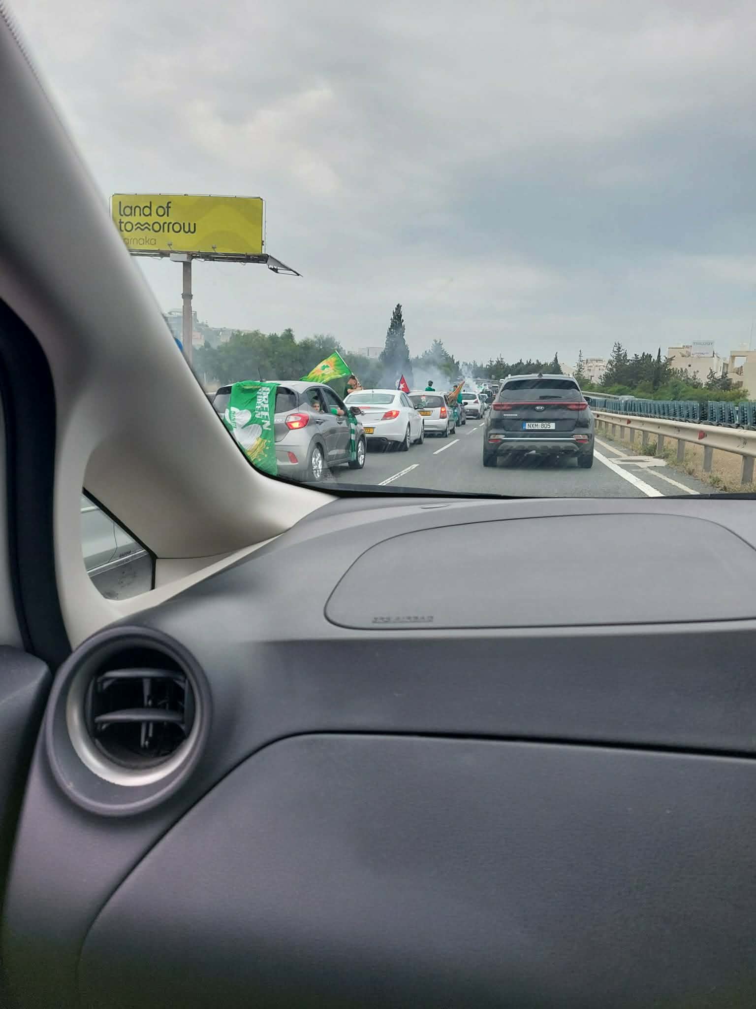 Λαοθάλασσα στον Αυτοκινητόδρομο Λεμεσού-Λευκωσίας από τους Ομονοιάτες