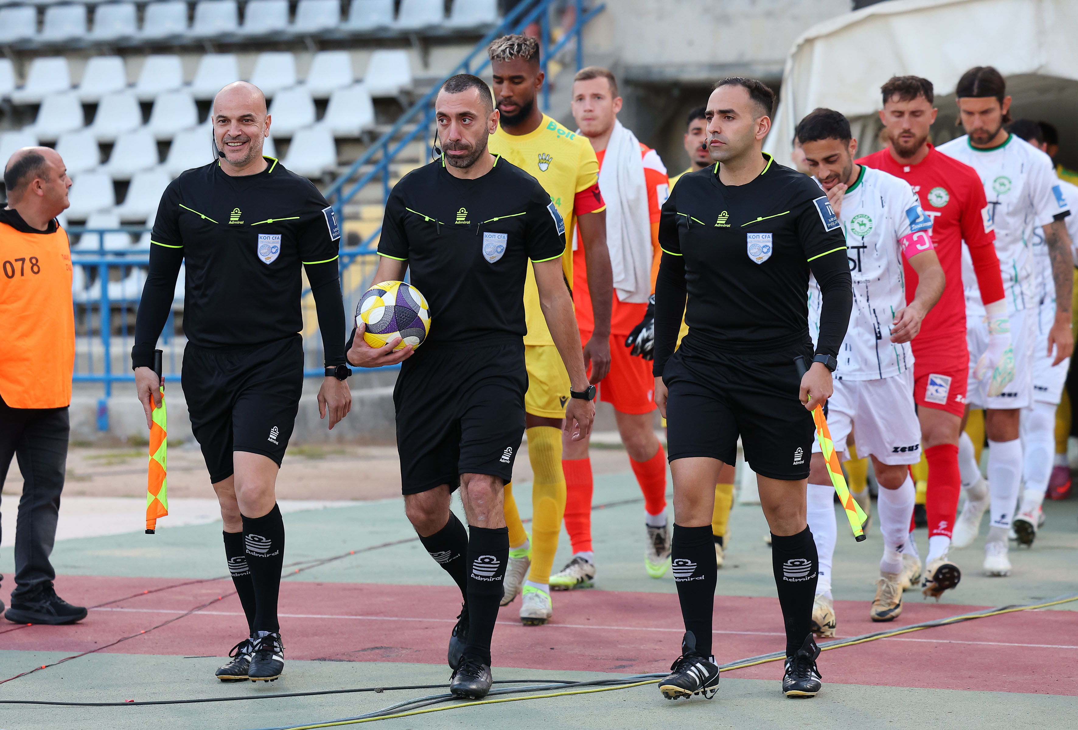 Ο VARίστας κάλεσε τον διαιτητή για πέναλτι, όμως ο Θεουλή... δεν το έδωσε