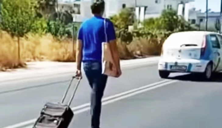 «Ρε κάνε άκρη ρε»: Αχάμπαρος πεζός στη Ρόδο περπατάει στη μέση του δρόμου και τρελαίνει τους οδηγούς (ΒΙΝΤΕΟ)