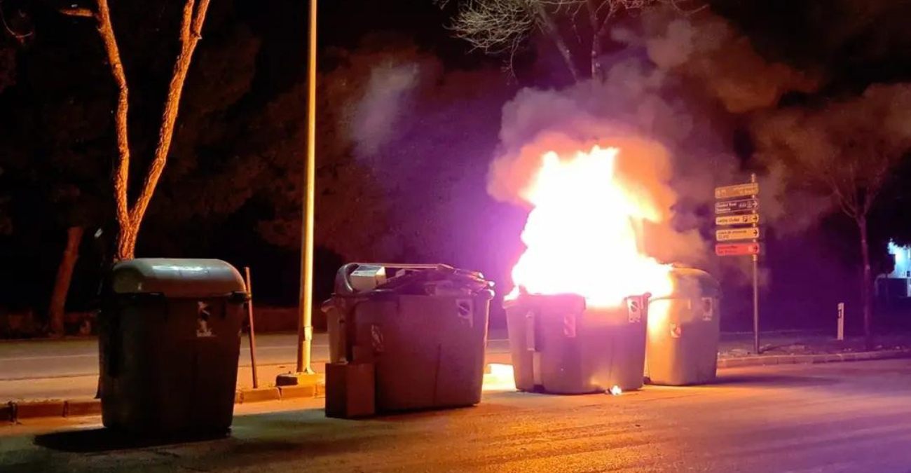 Ξέφυγε το έθιμο στην Κύπρο: Νεαροί καίνε κάδους αντί για λαμπρατζιές - Φωτογραφία