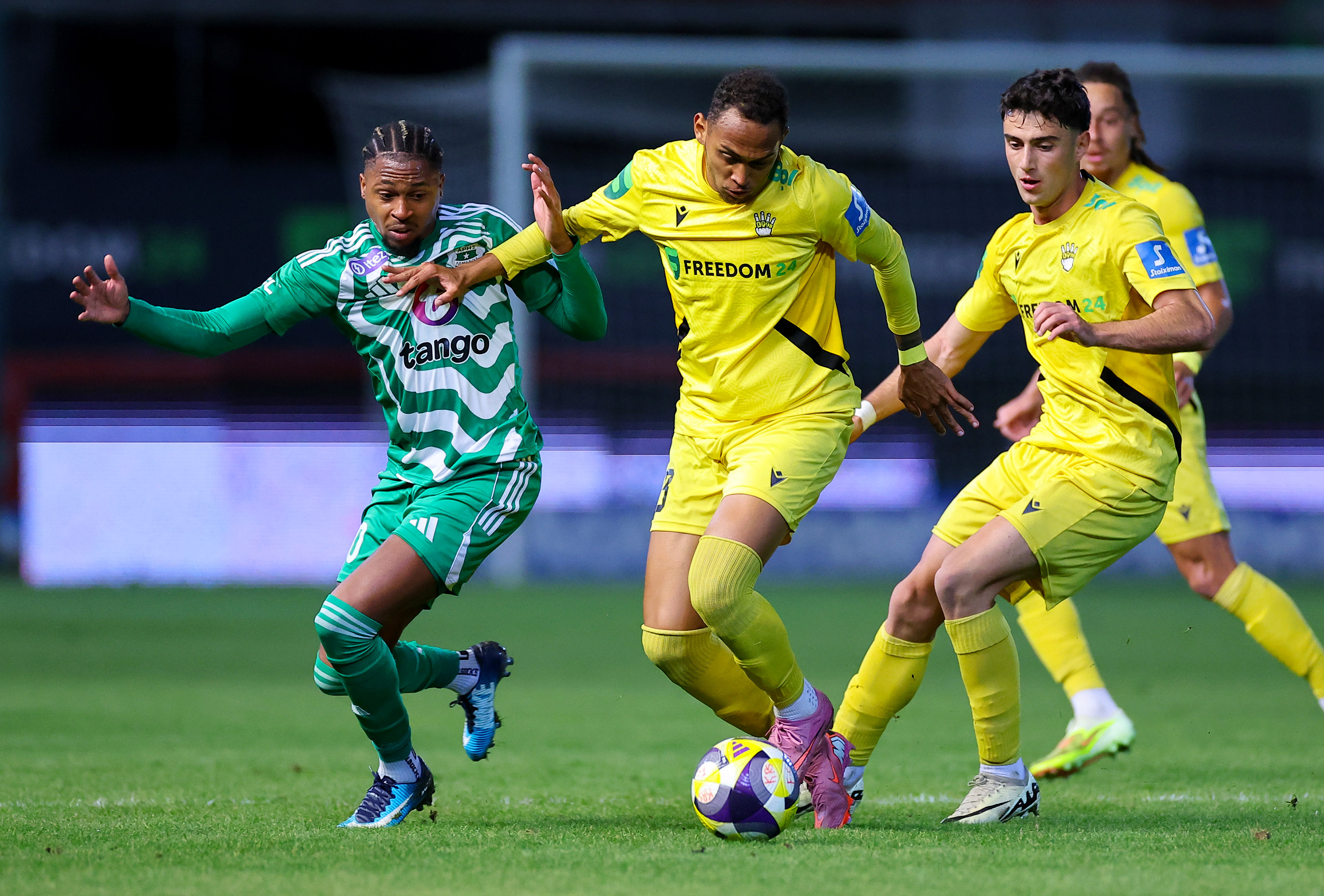 ΜΑΖΕΥΕΙ βαθμούς η ΕΝΥ, χάνει... λάδια ο ΑΡΗΣ!