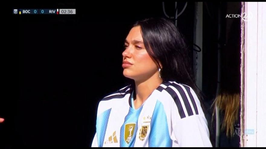 H Dua Lipa στο Μπόκα-Ρίβερ με φανέλα της Αργεντινής