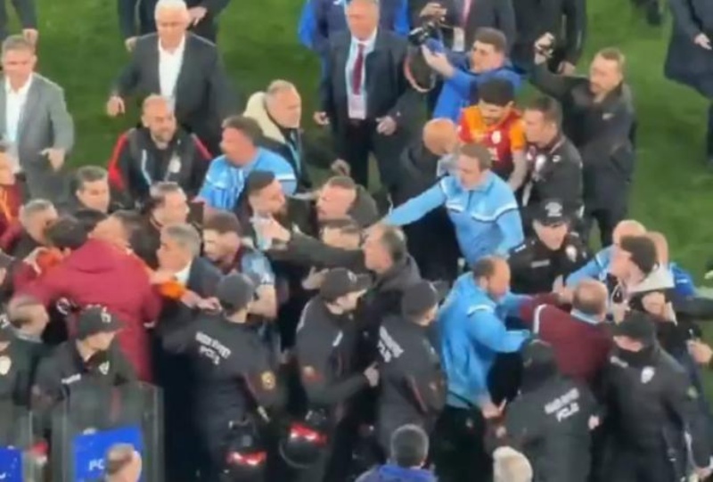 ΧΑΜΟΣ στην Τραπεζούντα: Συμπλοκή παικτών μετά το Τράμπζονσπορ-Γαλατάσαραϊ (ΒΙΝΤΕΟ)