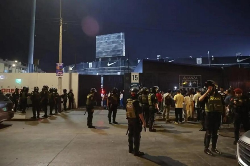 Τραγωδία πριν την έναρξη ποδοσφαιρικού αγώνα: Νεκρός και δεκάδες τραυματίες μετά από συνωστισμό οπαδών (4 VIDEOS)