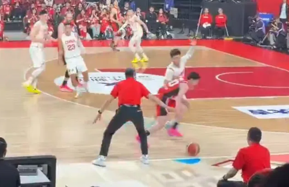 Απίστευτο σκηνικό: Προπονητής έπαιξε άμυνα και έκλεψε την μπάλα σε αγώνα Κίνας-Ιαπωνίας!