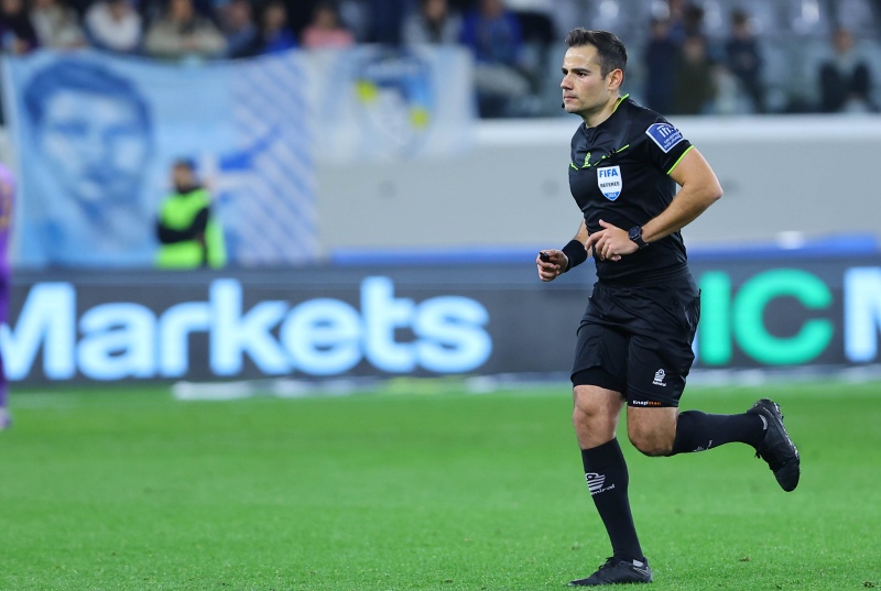 ΧΑΜΟΣ στο «Αλφαμέγα» με το VAR - Ακυρώθηκε πέναλτι και γκολ!