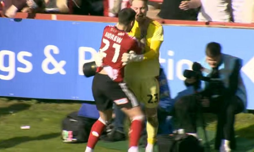 Άμα θέλει η... μπάλα: Σφράγισε την άνοδο στην Championship με γκολ... τερματοφύλακα στο 96’! (ΒΙΝΤΕΟ)