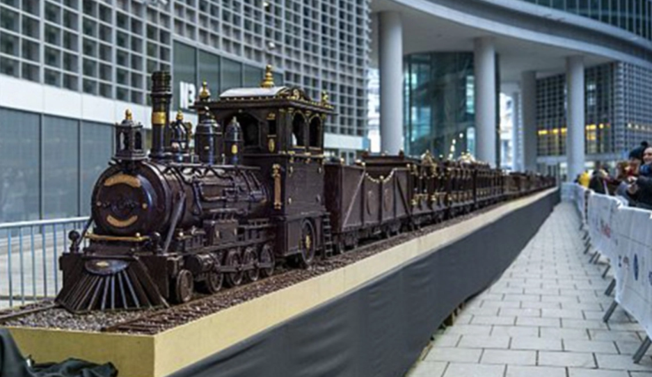 Μεγαλύτερο από ολυμπιακή πισίνα: Σοκολατοποιός έφτιαξε τρένο 55 μέτρων από σοκολάτα