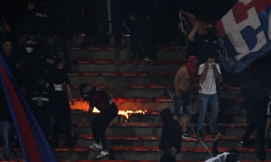 Απίστευτα επεισόδια σε ματς του Copa Libertadores: Ντου των οπαδών και διακοπή - Οι χειρονομίες του προέδρου (ΒΙΝΤΕΟ)