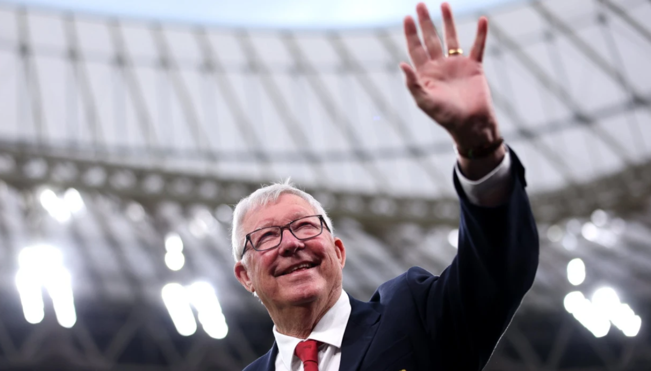 Τι είναι αυτό που κάνει ο Σερ Άλεξ Φέργκιουσον στο «Έτιχαντ» και τραβάει τα βλέμματα